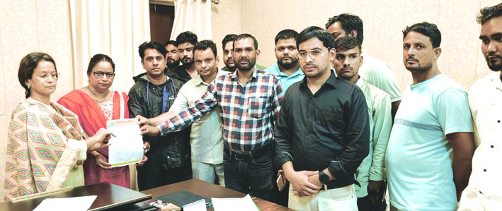 सिटी मजिस्ट्रेट को ज्ञापन देते हुए सिटी मजिस्ट्रेट को ज्ञापन देते हुए