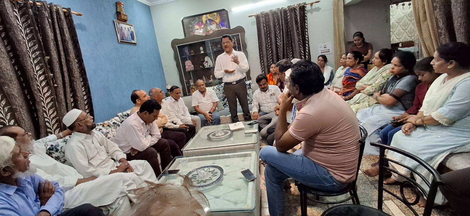 प्रदेश कांग्रेस उपाध्यक्ष सूर्यकांत धस्माना श्रीदेव सुमन नगर में आयोजित पार्टी कार्यकर्ताओं की बैठक लेते हुए। प्रदेश कांग्रेस उपाध्यक्ष सूर्यकांत धस्माना श्रीदेव सुमन नगर में आयोजित पार्टी कार्यकर्ताओं की बैठक लेते हुए।