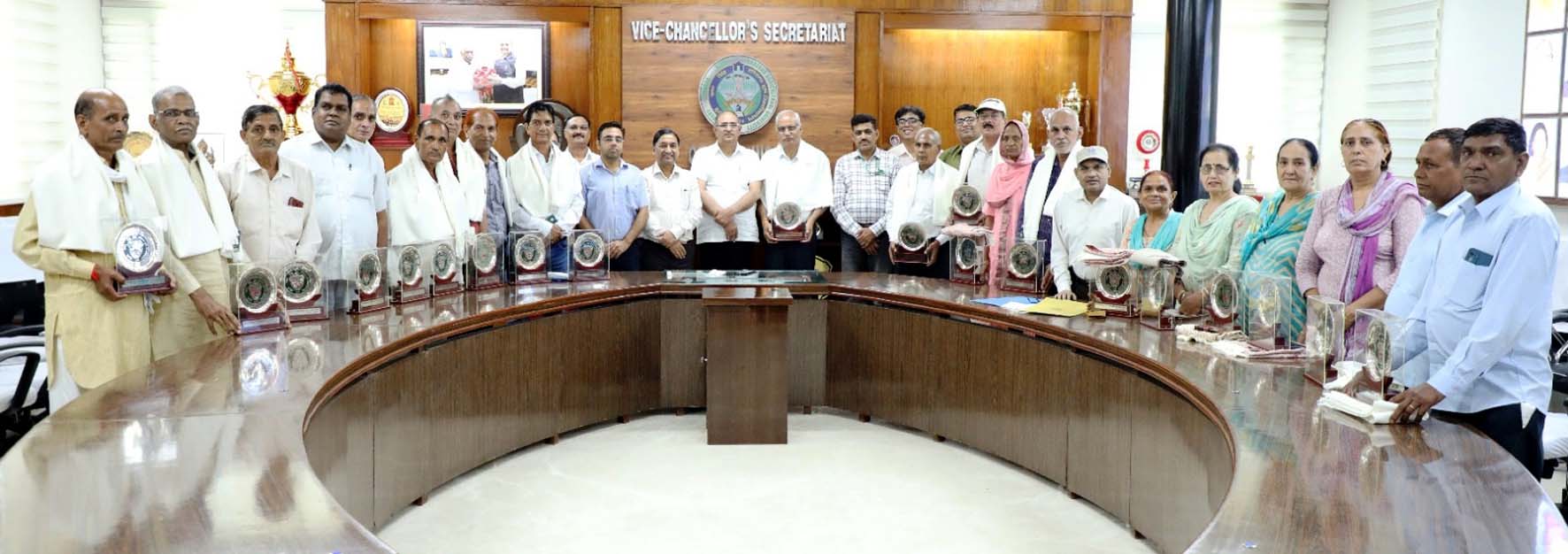 सेवा सम्मान समारोह में कर्मचारियों को सम्मानित करते कुलपति प्रो. बीआर कम्बोज। सेवा सम्मान समारोह में कर्मचारियों को सम्मानित करते कुलपति प्रो. बीआर कम्बोज।