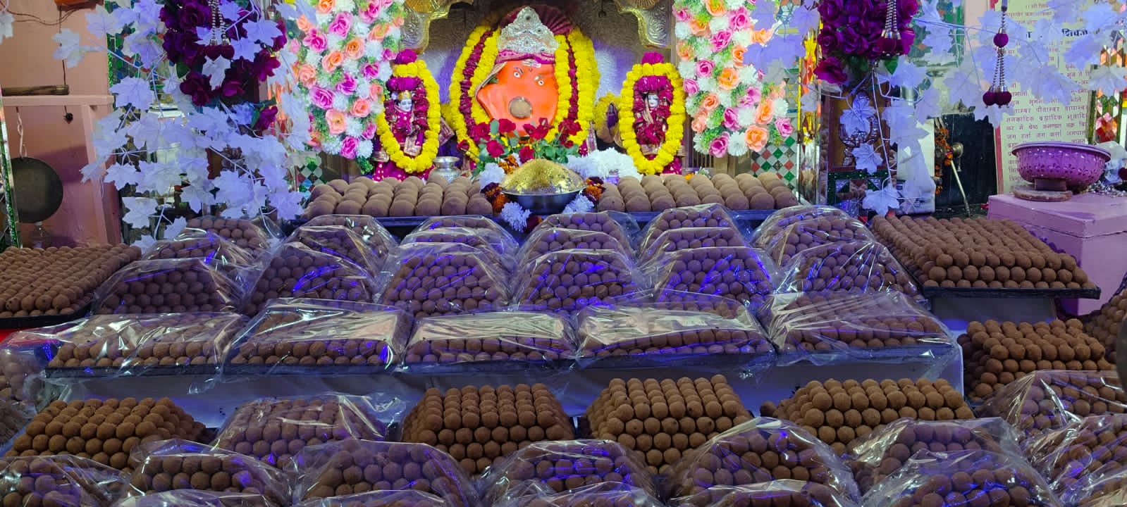 21 हजार मोदको की सजी झांकी 21 हजार मोदको की सजी झांकी