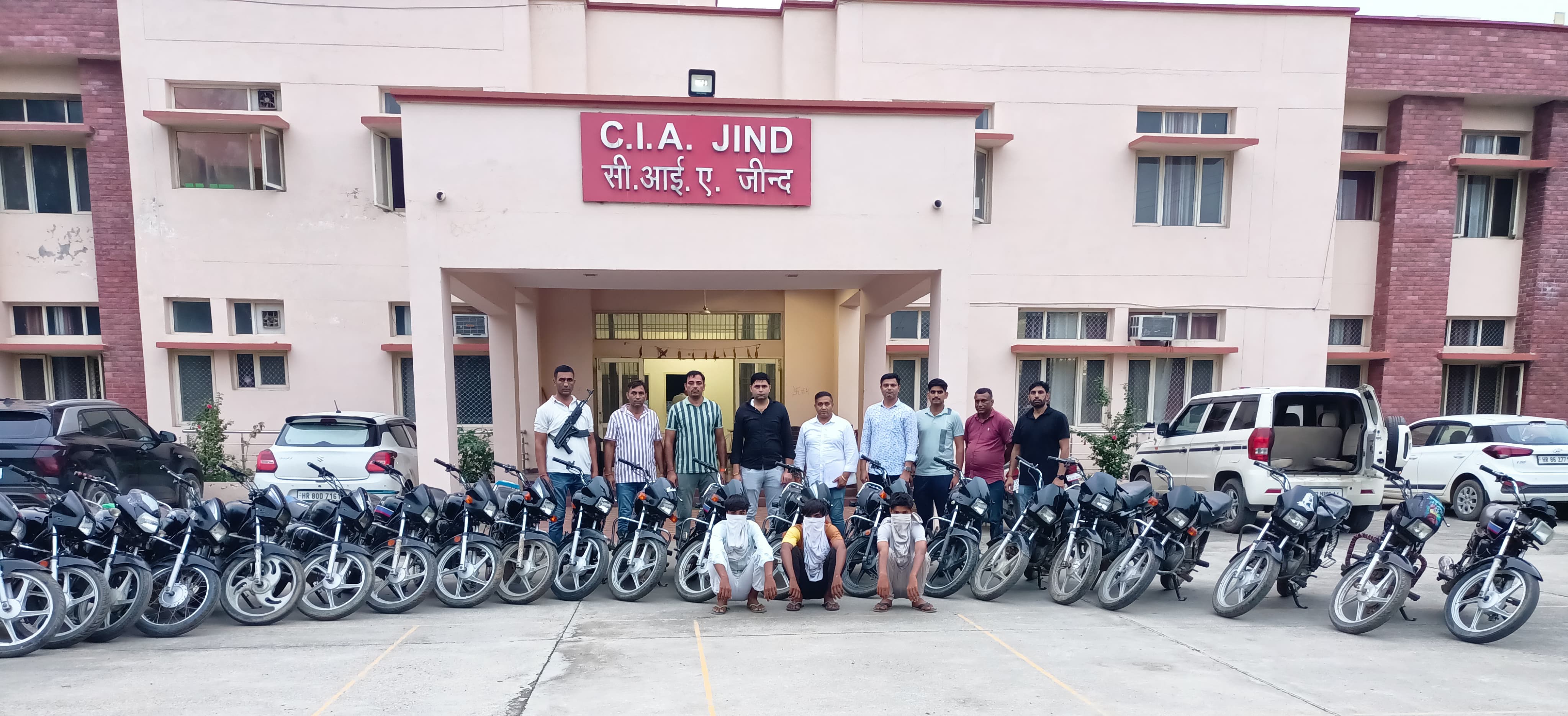 पुलिस गिरफ्त में बाइक चोर। पुलिस गिरफ्त में बाइक चोर।