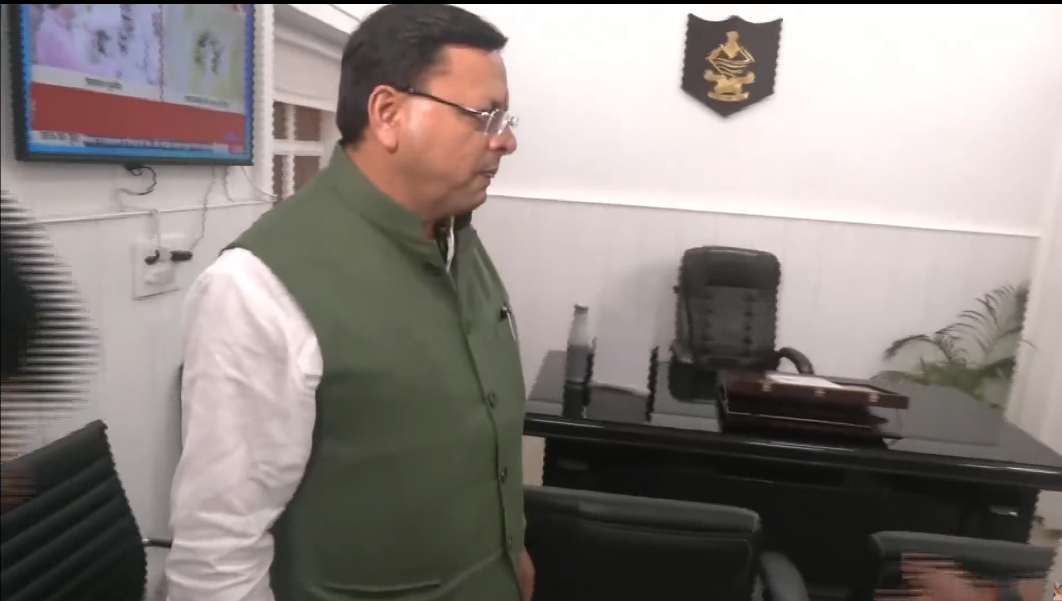 मुख्यमंत्री पुष्कर सिंह धामी पुलिस मुख्यालय में निरीक्षण करते। मुख्यमंत्री पुष्कर सिंह धामी पुलिस मुख्यालय में निरीक्षण करते।