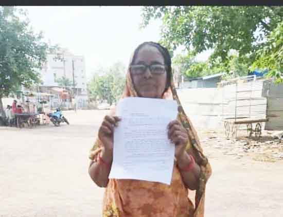 छतरपुर : एमपी में यूपी के रेत माफिया जबरन निकाल रहे बालू छतरपुर : एमपी में यूपी के रेत माफिया जबरन निकाल रहे बालू