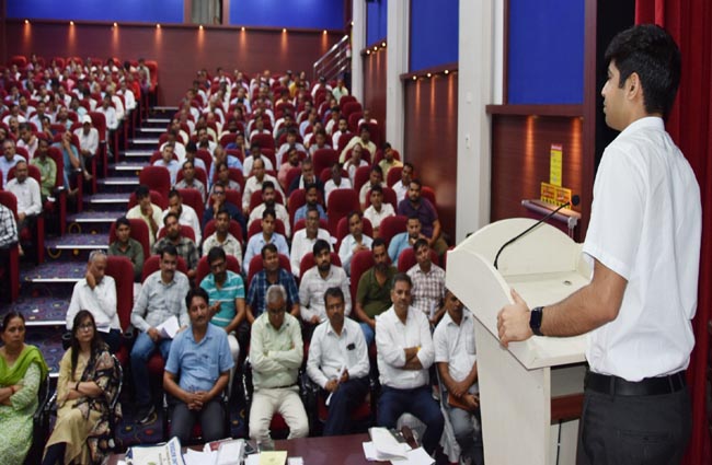 पीठासीन अधिकारियों को संबोधित करते हुए उपायुक्त एवं जिला निर्वाचन अधिकारी अभिषेक मीणा। पीठासीन अधिकारियों को संबोधित करते हुए उपायुक्त एवं जिला निर्वाचन अधिकारी अभिषेक मीणा।