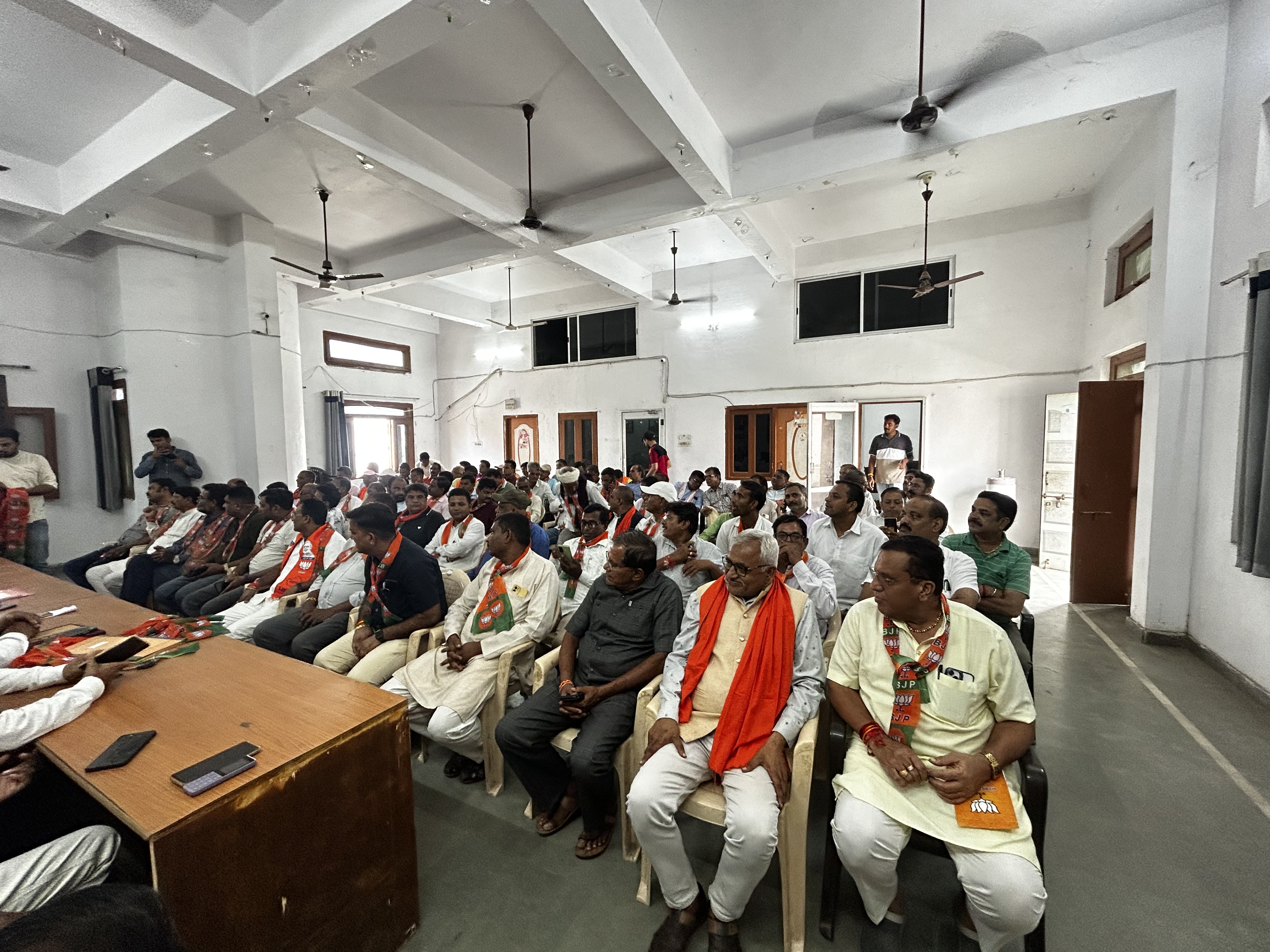 भाजपा कार्यालय में मौजूद कार्यकर्ता भाजपा कार्यालय में मौजूद कार्यकर्ता