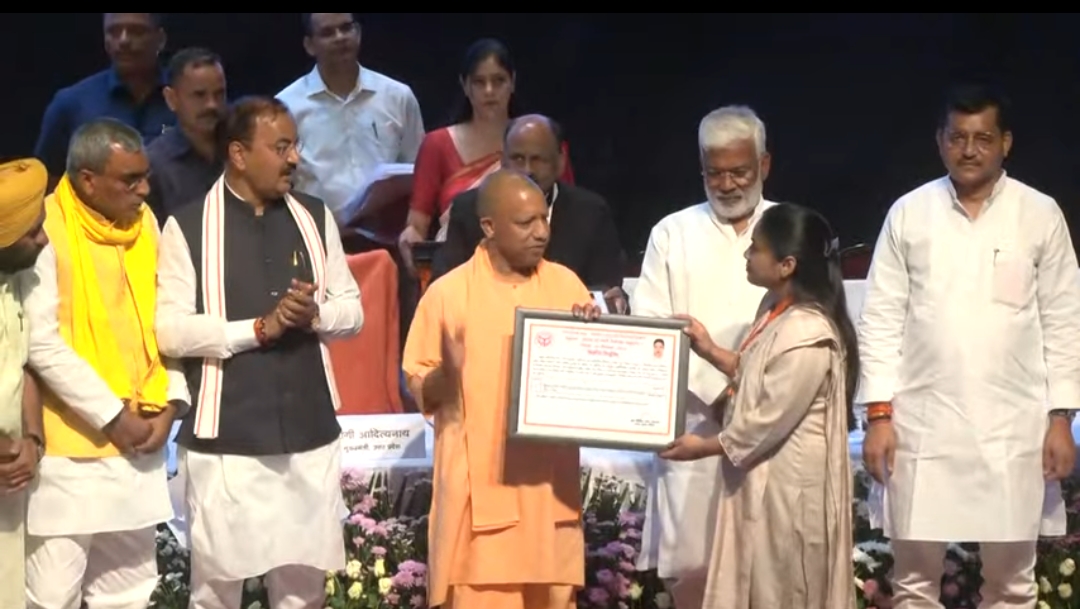 लोकभवन में नियुक्ति पत्र देते मुख्यमंत्री योगी लोकभवन में नियुक्ति पत्र देते मुख्यमंत्री योगी