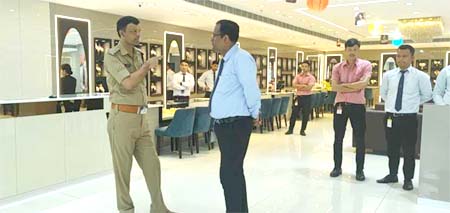 री शाॅप में पुलिस ने लिया सुरक्षा व्यवस्था का जायजा री शाॅप में पुलिस ने लिया सुरक्षा व्यवस्था का जायजा