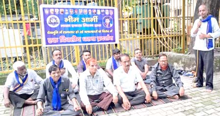 भीम आर्मी में दुष्कर्म जैसी घटनाओं के विरोध में दिया एक दिवसीय धरना भीम आर्मी में दुष्कर्म जैसी घटनाओं के विरोध में दिया एक दिवसीय धरना