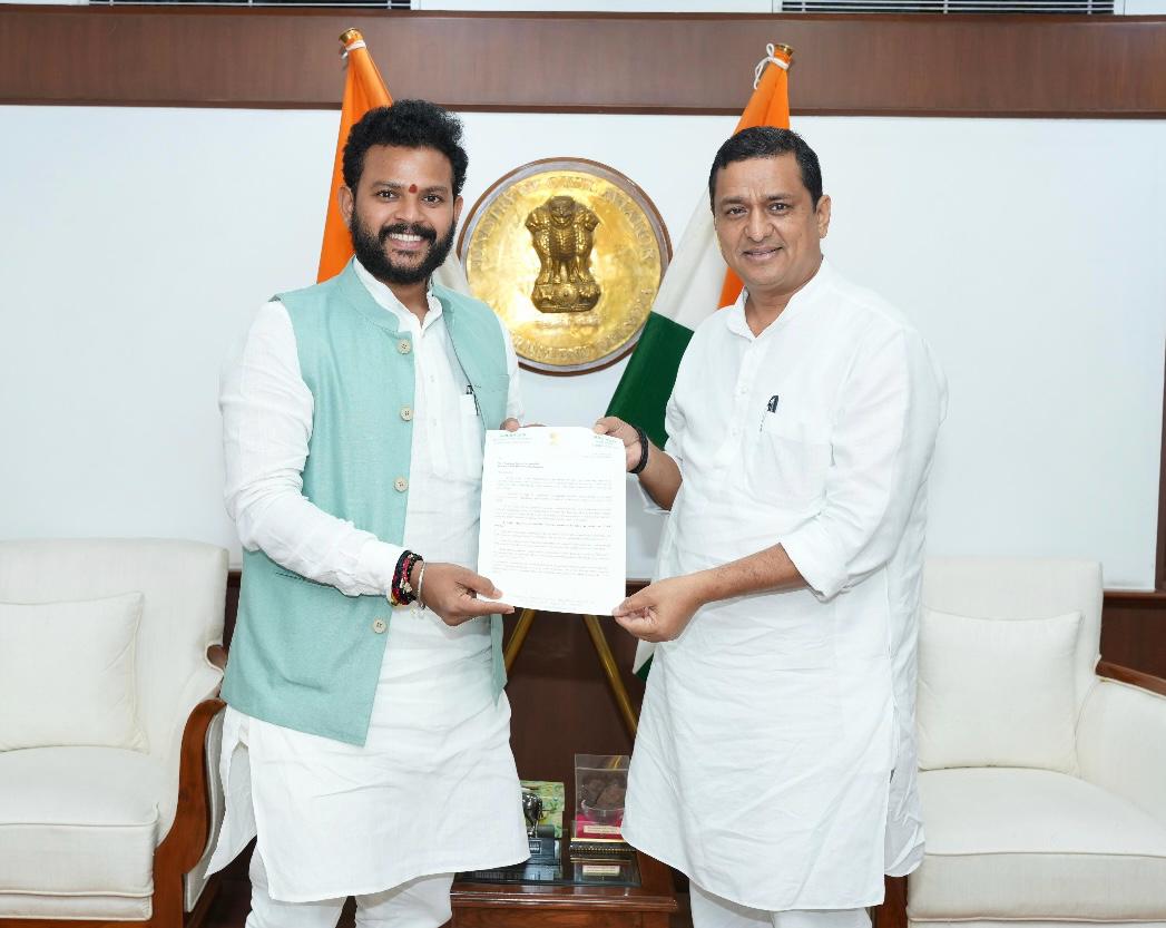 सांसद अनिल बलूनी गढ़वाल में एयर कनेक्टिविटी के विस्तार को लेकर नागरिक उड्डयन मंत्री से की भेंट करते हुए। सांसद अनिल बलूनी गढ़वाल में एयर कनेक्टिविटी के विस्तार को लेकर नागरिक उड्डयन मंत्री से की भेंट करते हुए।