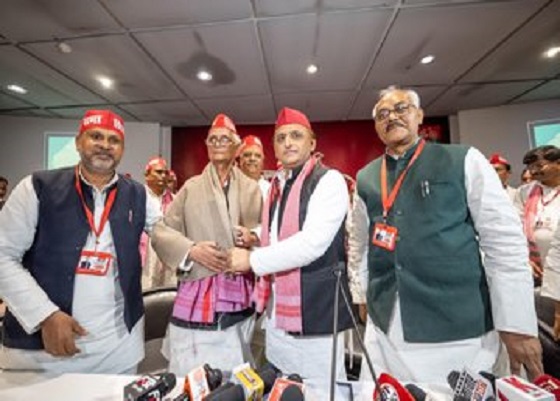 शिक्षकाें काे सम्मानित करते सपा अध्यक्ष अखिलेश यादव शिक्षकाें काे सम्मानित करते सपा अध्यक्ष अखिलेश यादव