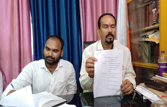 अधिवक्ता सुधीर ओझा परिवाद की रिपोर्ट दिखाते हुए अधिवक्ता सुधीर ओझा परिवाद की रिपोर्ट दिखाते हुए