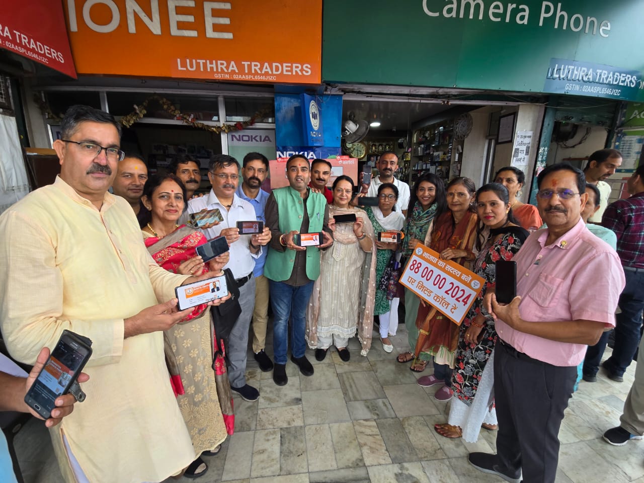 सदस्यता अभियान के दौरान मौजूद भाजपा नेता। सदस्यता अभियान के दौरान मौजूद भाजपा नेता।