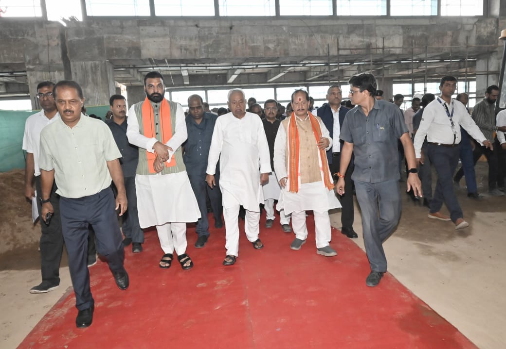 जयप्रकाश नारायण अंतरराष्ट्रीय हवाई अड्डा का निरीक्षण करते हुए मुख्यमंत्री नीतीश कुमार जयप्रकाश नारायण अंतरराष्ट्रीय हवाई अड्डा का निरीक्षण करते हुए मुख्यमंत्री नीतीश कुमार