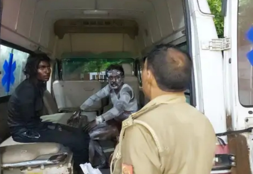 आग लगने से झुलसे मजदूर को अस्पताल लाती पुलिस आग लगने से झुलसे मजदूर को अस्पताल लाती पुलिस