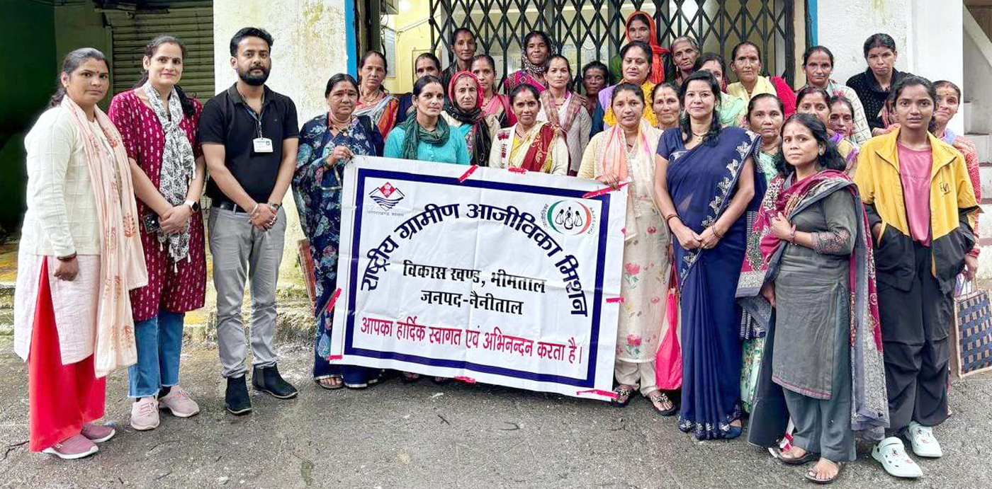 कार्यक्रम में उपस्थित महिलाएं एवं आयोजक। कार्यक्रम में उपस्थित महिलाएं एवं आयोजक।