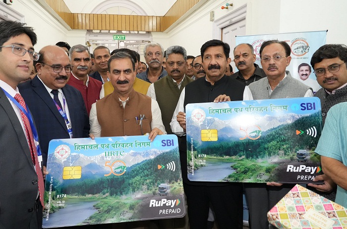 मुख्यमंत्री एचआरटीसी के मोबिलिटी कार्ड का शुभारंभ करते मुख्यमंत्री एचआरटीसी के मोबिलिटी कार्ड का शुभारंभ करते
