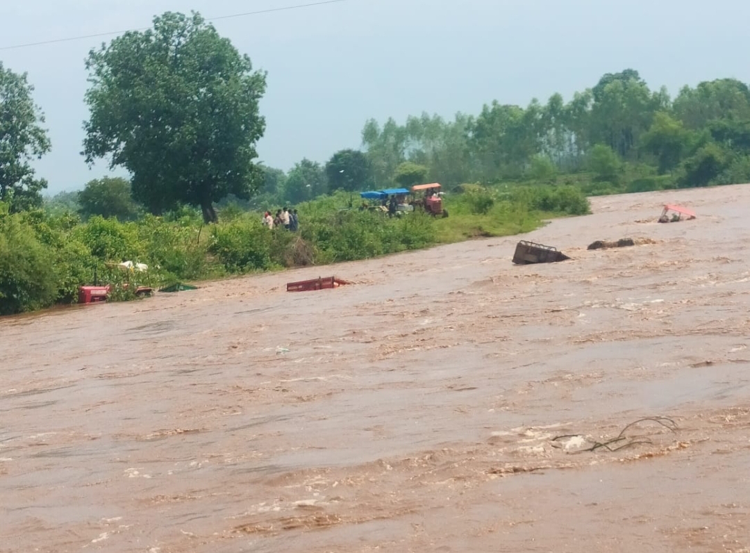 सीतानदी में बाढ़ का नजारा, नदी किनारे रखे कई वाहन नदी में डूब गए। सीतानदी में बाढ़ का नजारा, नदी किनारे रखे कई वाहन नदी में डूब गए।