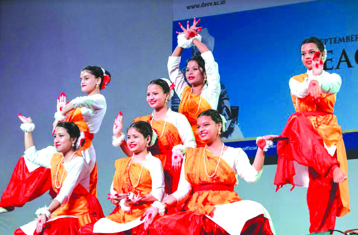 कार्यक्रम प्रस्तुत करती छात्राएं कार्यक्रम प्रस्तुत करती छात्राएं