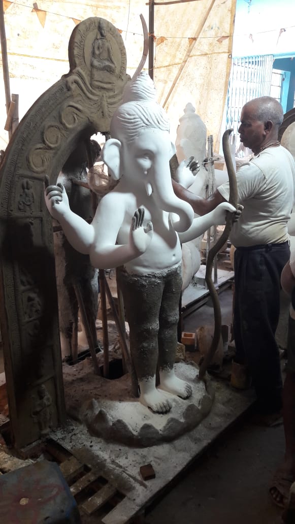 शहर के कुम्हारपारा में मूर्ति तैयार करता हुआ मूर्तिकार। शहर के कुम्हारपारा में मूर्ति तैयार करता हुआ मूर्तिकार।