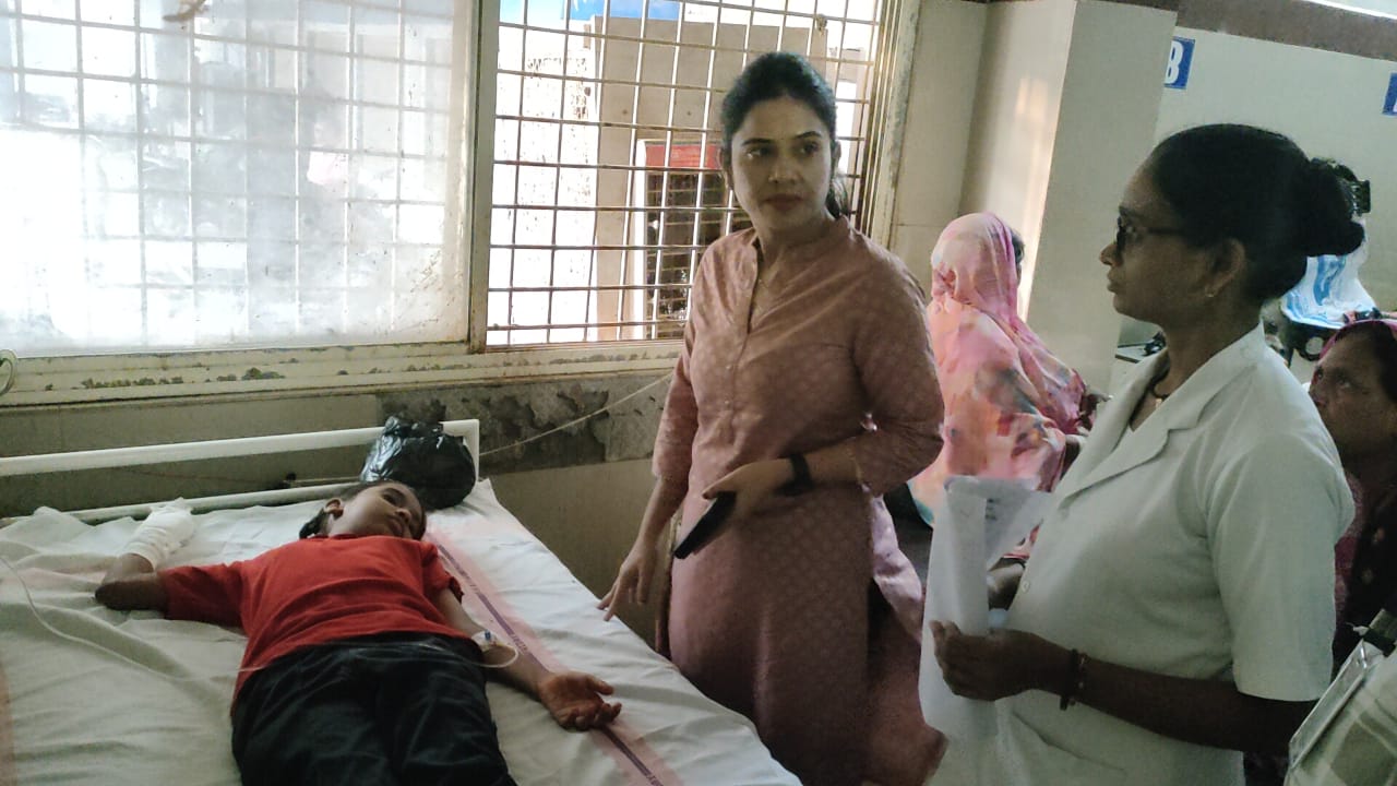 घायल बच्चों का हालचाल पूछती तहसीलदार घायल बच्चों का हालचाल पूछती तहसीलदार