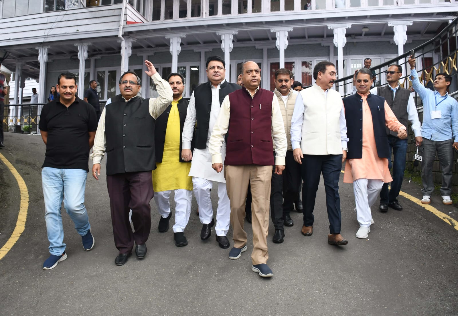 सदन से वाकआउट करते हुए भाजपा विधायक सदन से वाकआउट करते हुए भाजपा विधायक