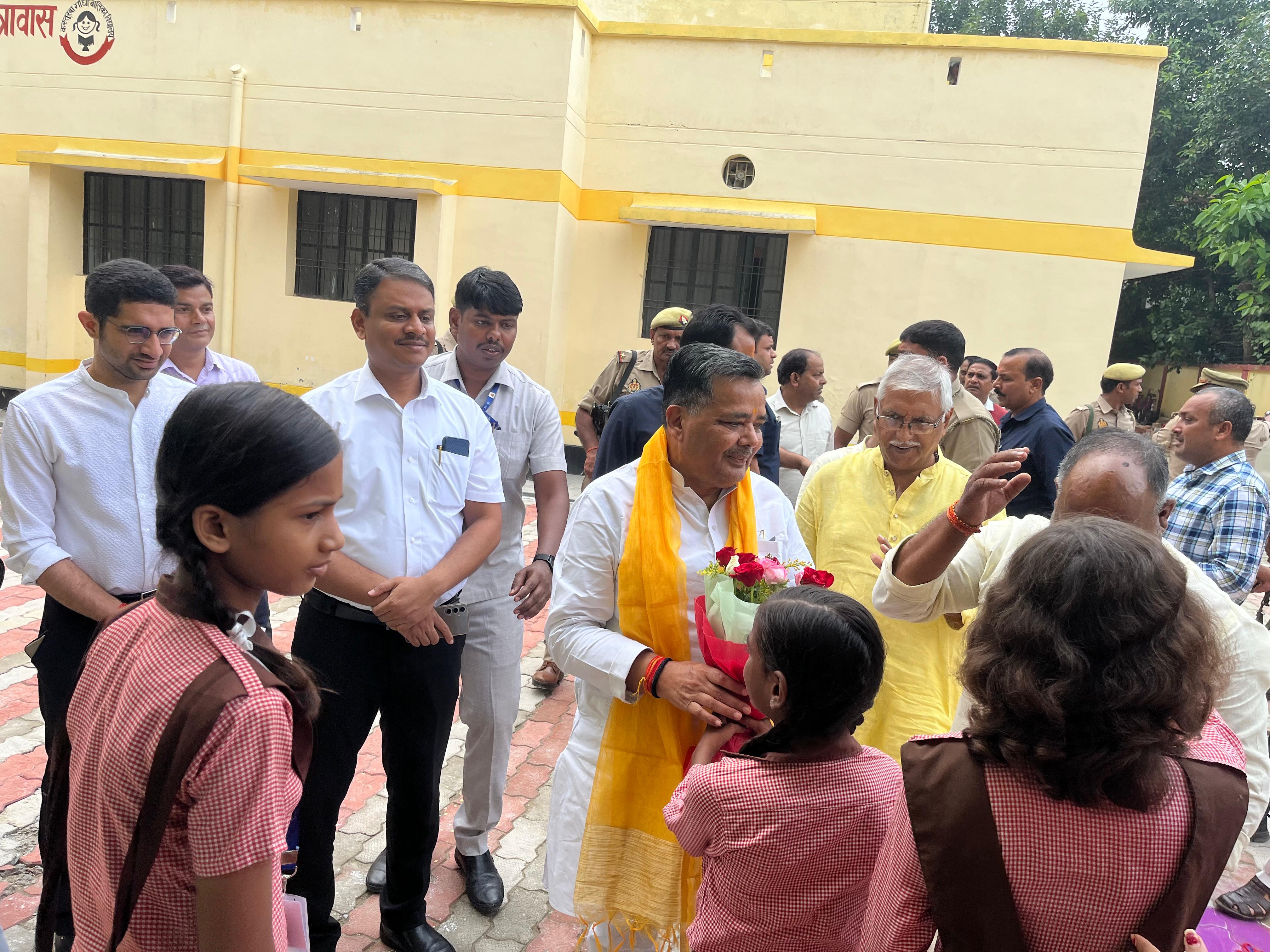 प्रदेश के पर्यटन मंत्री कस्तूरबा गांधी आवासीय बालिका विद्यालय में :फोटो बच्चा गुप्ता प्रदेश के पर्यटन मंत्री कस्तूरबा गांधी आवासीय बालिका विद्यालय में :फोटो बच्चा गुप्ता
