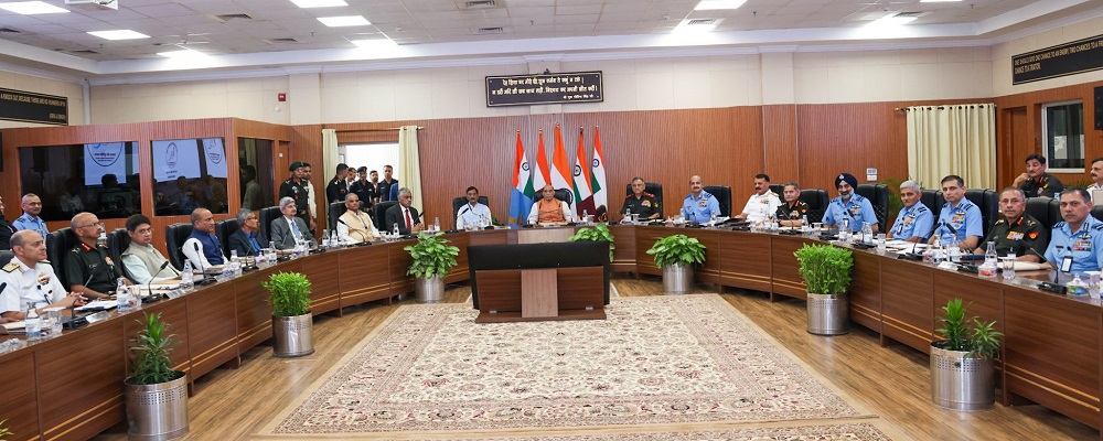 लखनऊ के मध्य कमान मुख्यालय में तीनों सेनाओं के पहले संयुक्त कमांडर सम्मेलन में रक्षा मंत्री