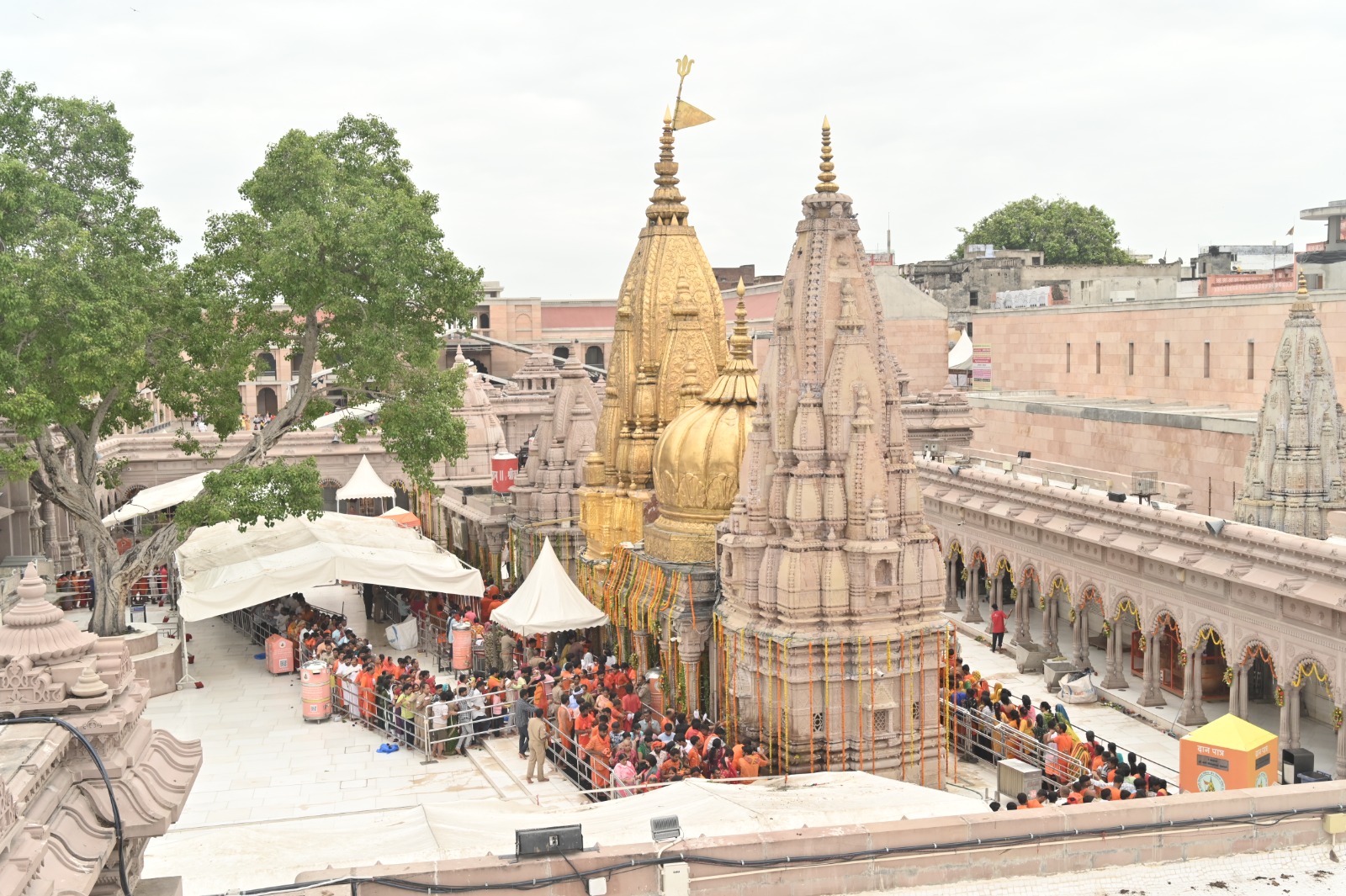 बाबा विश्वनाथ का अर्धनारीश्वर श्रृंगार का दर्शन पाने के लिए श्रद्धालुओं की भीड़ बाबा विश्वनाथ का अर्धनारीश्वर श्रृंगार का दर्शन पाने के लिए श्रद्धालुओं की भीड़