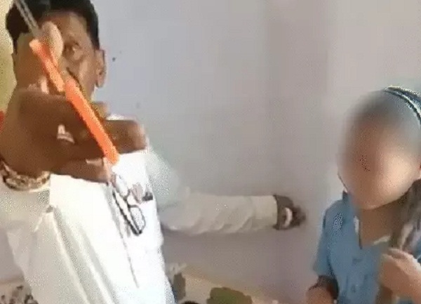 रतलामः शिक्षक ने कैची से काटी छात्रा की चोटी, कलेक्टर ने किया निलंबित रतलामः शिक्षक ने कैची से काटी छात्रा की चोटी, कलेक्टर ने किया निलंबित