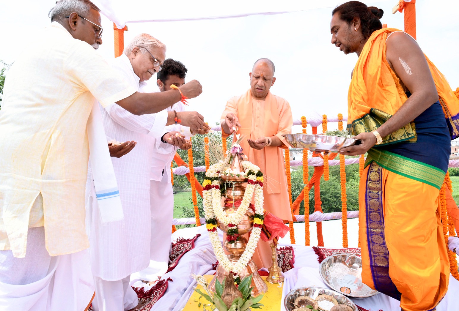 'एक भारत-श्रेष्ठ भारत' के संकल्प को समृद्ध करने का मार्ग प्रशस्त करेगा राम नाथ स्वामी मंदिर : योगी आदित्यनाथ 'एक भारत-श्रेष्ठ भारत' के संकल्प को समृद्ध करने का मार्ग प्रशस्त करेगा राम नाथ स्वामी मंदिर : योगी आदित्यनाथ
