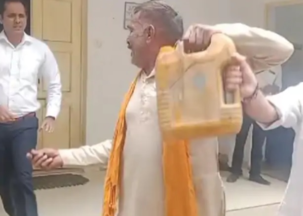 आत्मदाह की काेशिश करने वाला किसान इलम सिंह आत्मदाह की काेशिश करने वाला किसान इलम सिंह