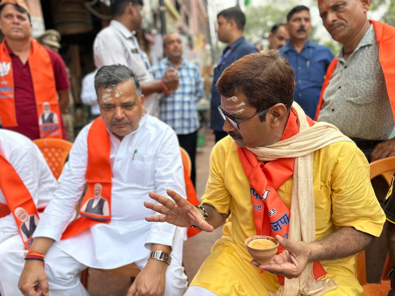 विधायक नीलकंठ तिवारी के वार्ड प्रवास कार्यक्रम में मंत्री जयवीर सिंह,सांसद नीरज शेखर: फोटो बच्चा गुप्ता विधायक नीलकंठ तिवारी के वार्ड प्रवास कार्यक्रम में मंत्री जयवीर सिंह,सांसद नीरज शेखर: फोटो बच्चा गुप्ता