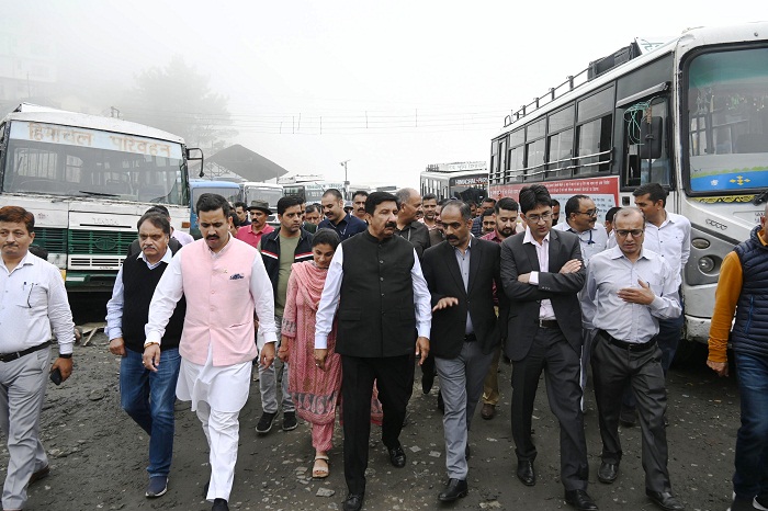 उप मुख्यमंत्री ढली बस अड्डे का निरीक्षण करते उप मुख्यमंत्री ढली बस अड्डे का निरीक्षण करते