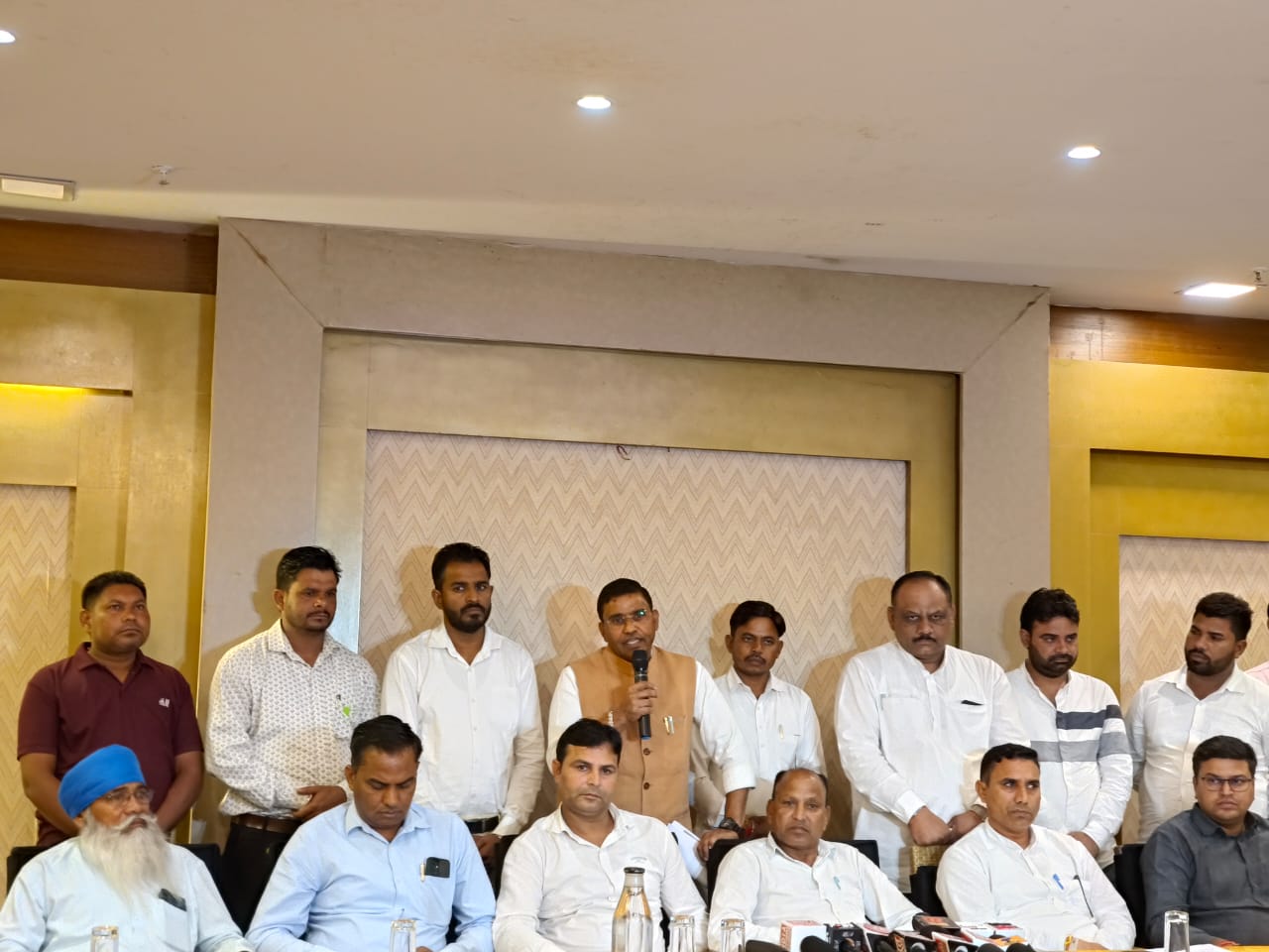 चंडीगढ़ में पत्रकाराें से बातचीत करते दलित संगठनाें के प्रतिनिधि चंडीगढ़ में पत्रकाराें से बातचीत करते दलित संगठनाें के प्रतिनिधि