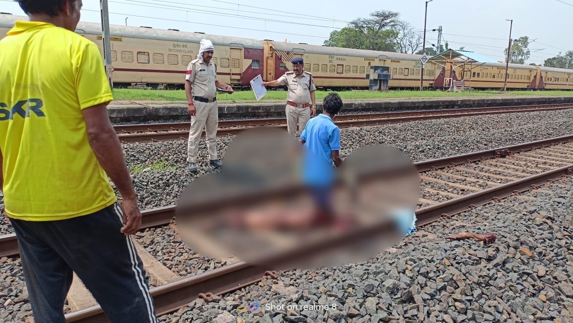 मौके पर पड़ा युवक का शव