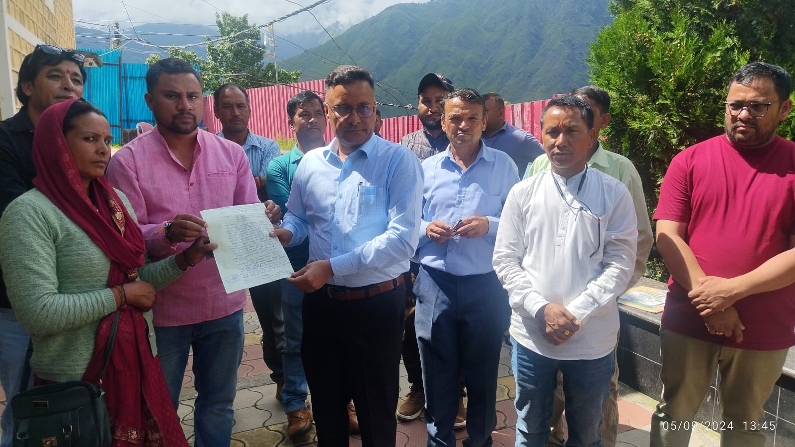 जोशीमठ में आपदा प्रभावित पगनों के ग्रामीण ज्ञापन सौंपते हुए। जोशीमठ में आपदा प्रभावित पगनों के ग्रामीण ज्ञापन सौंपते हुए।