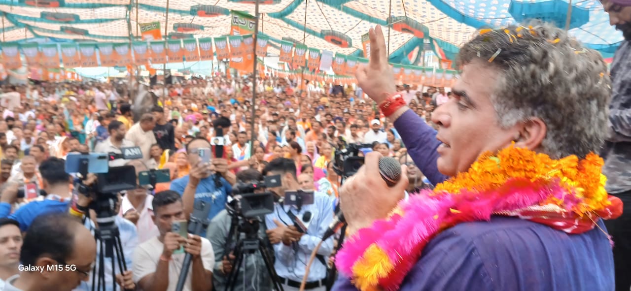 भाजपा अध्यक्ष रवींद्र रैना ने नौशेरा विधानसभा सीट से भरा नामांकन भाजपा अध्यक्ष रवींद्र रैना ने नौशेरा विधानसभा सीट से भरा नामांकन
