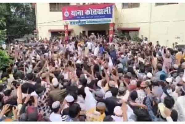 छतरपुर : काेतवाली पथराव कांड के 40 आराेपियाें काे सेंट्रल जेलाें में भेजा छतरपुर : काेतवाली पथराव कांड के 40 आराेपियाें काे सेंट्रल जेलाें में भेजा