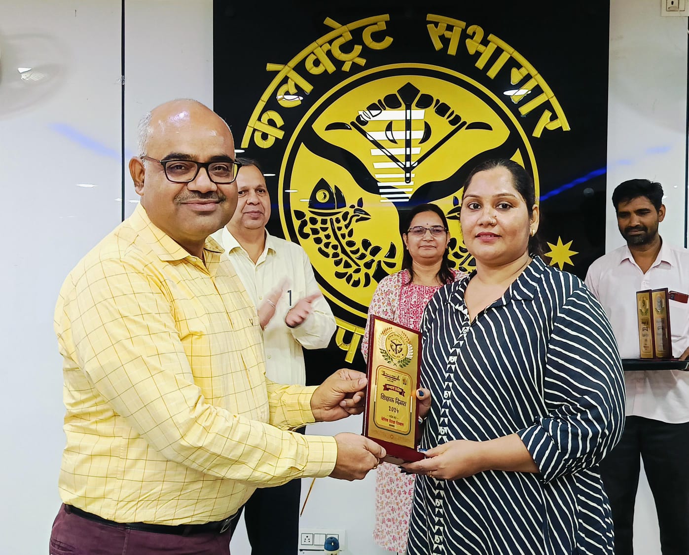 जिलाधिकारी द्वारा सम्मानित किये गये शिक्षक जिलाधिकारी द्वारा सम्मानित किये गये शिक्षक