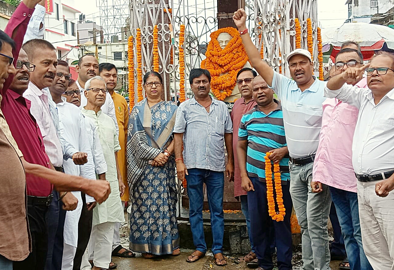 श्रद्धांजलि देते हुए नेता