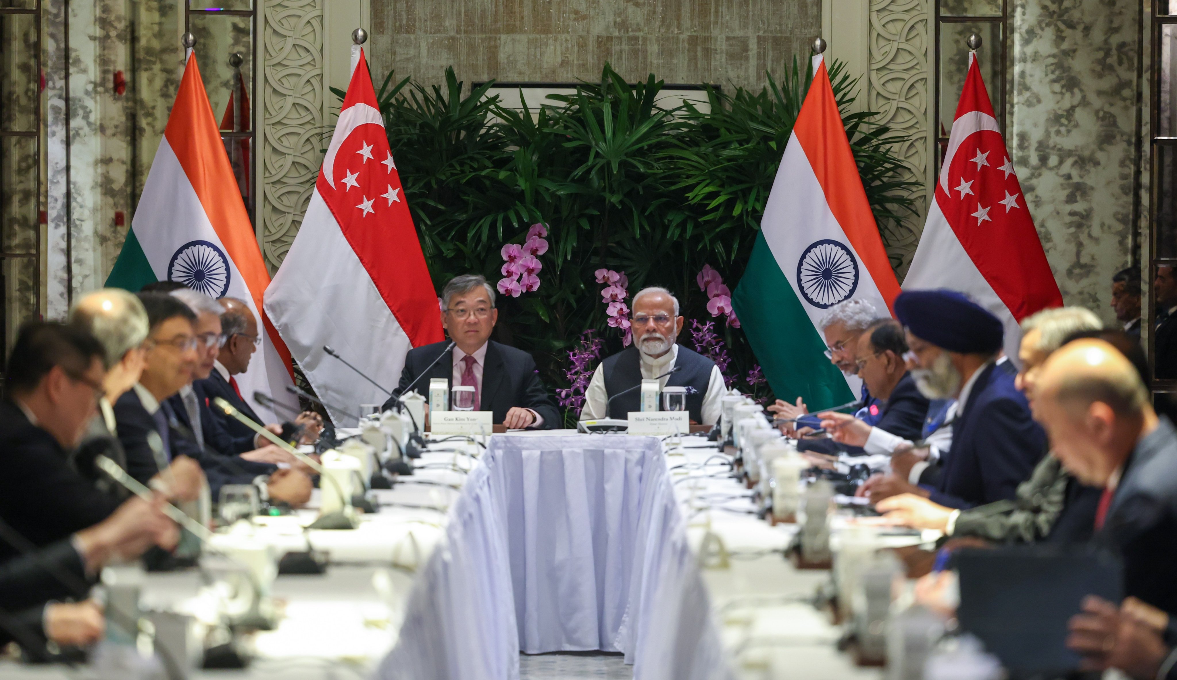 प्रधानमंत्री नरेन्द्र मोदी सिंगापुर में उद्योग जगत के शीर्ष नेताओं और सीईओ के साथ प्रधानमंत्री नरेन्द्र मोदी सिंगापुर में उद्योग जगत के शीर्ष नेताओं और सीईओ के साथ