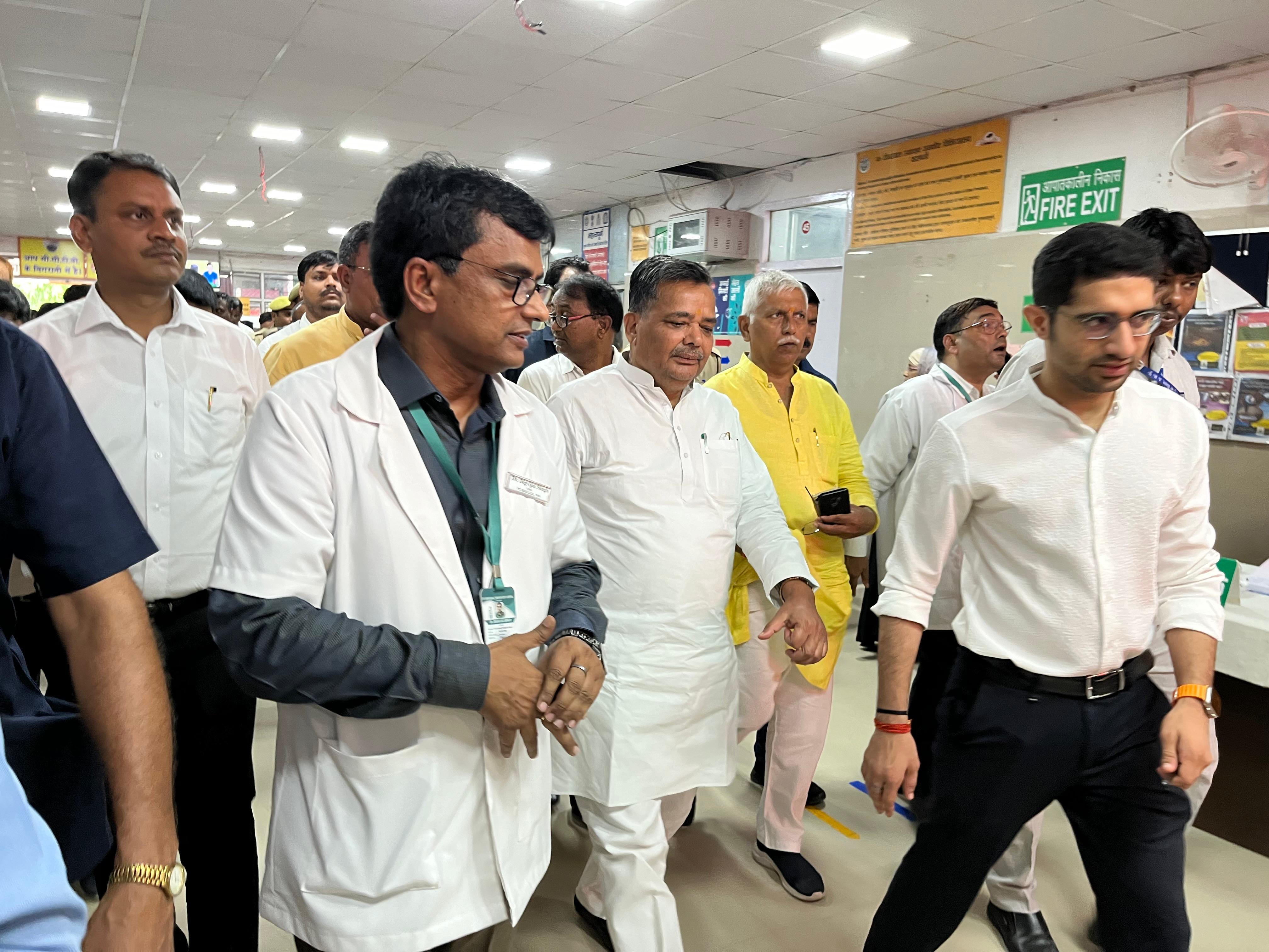 प्रदेश के पर्यटन मंत्री जिला अस्पताल में :फोटो बच्चा गुप्ता प्रदेश के पर्यटन मंत्री जिला अस्पताल में :फोटो बच्चा गुप्ता