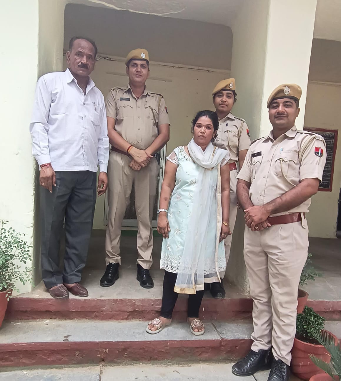 चित्तौड़गढ़ जिले की गंगरार थाना पुलिस ने लूटेरी दुल्हन को किया गिरफ्तार। चित्तौड़गढ़ जिले की गंगरार थाना पुलिस ने लूटेरी दुल्हन को किया गिरफ्तार।