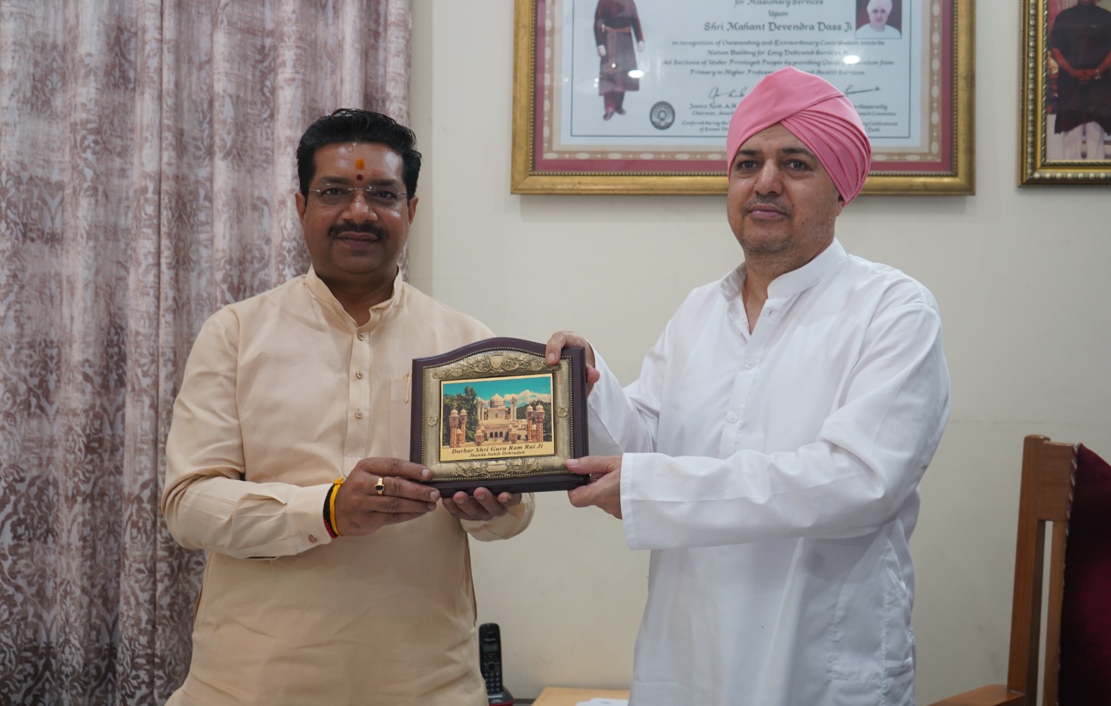 भारतीय जनता पार्टी (भाजपा) के प्रदेश संगठन महामंत्री अजय कुमार गुरुवार को श्री दरबार साहिब में महंत देवेन्द्र दास महाराज से मुलाकात करते। भारतीय जनता पार्टी (भाजपा) के प्रदेश संगठन महामंत्री अजय कुमार गुरुवार को श्री दरबार साहिब में महंत देवेन्द्र दास महाराज से मुलाकात करते।