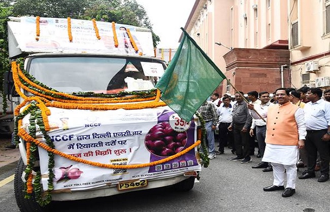 प्या ज के मोबाइल वैन को हरी झंडी दिखाते हुए मंत्री प्रहलाद जोशी प्या ज के मोबाइल वैन को हरी झंडी दिखाते हुए मंत्री प्रहलाद जोशी
