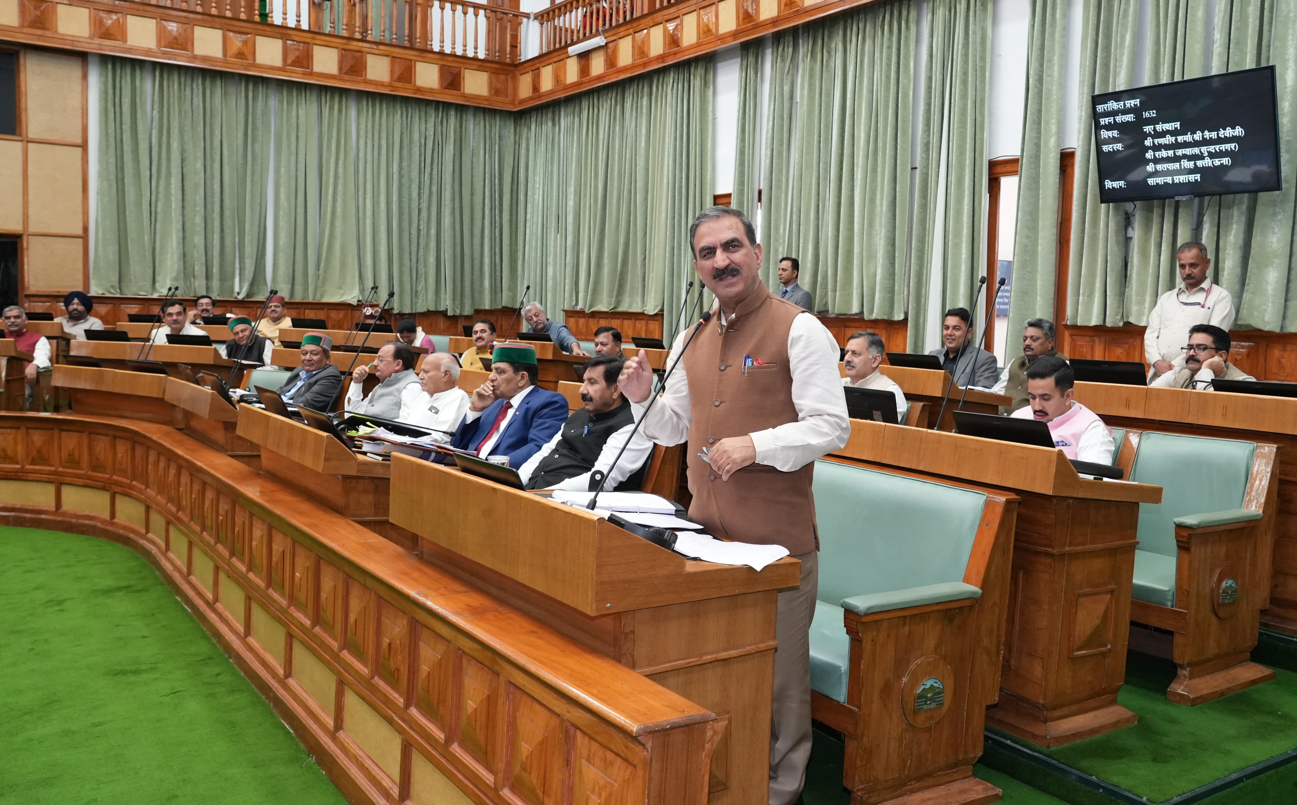 सदन में बोलते हुए मुख्यमंत्री सदन में बोलते हुए मुख्यमंत्री