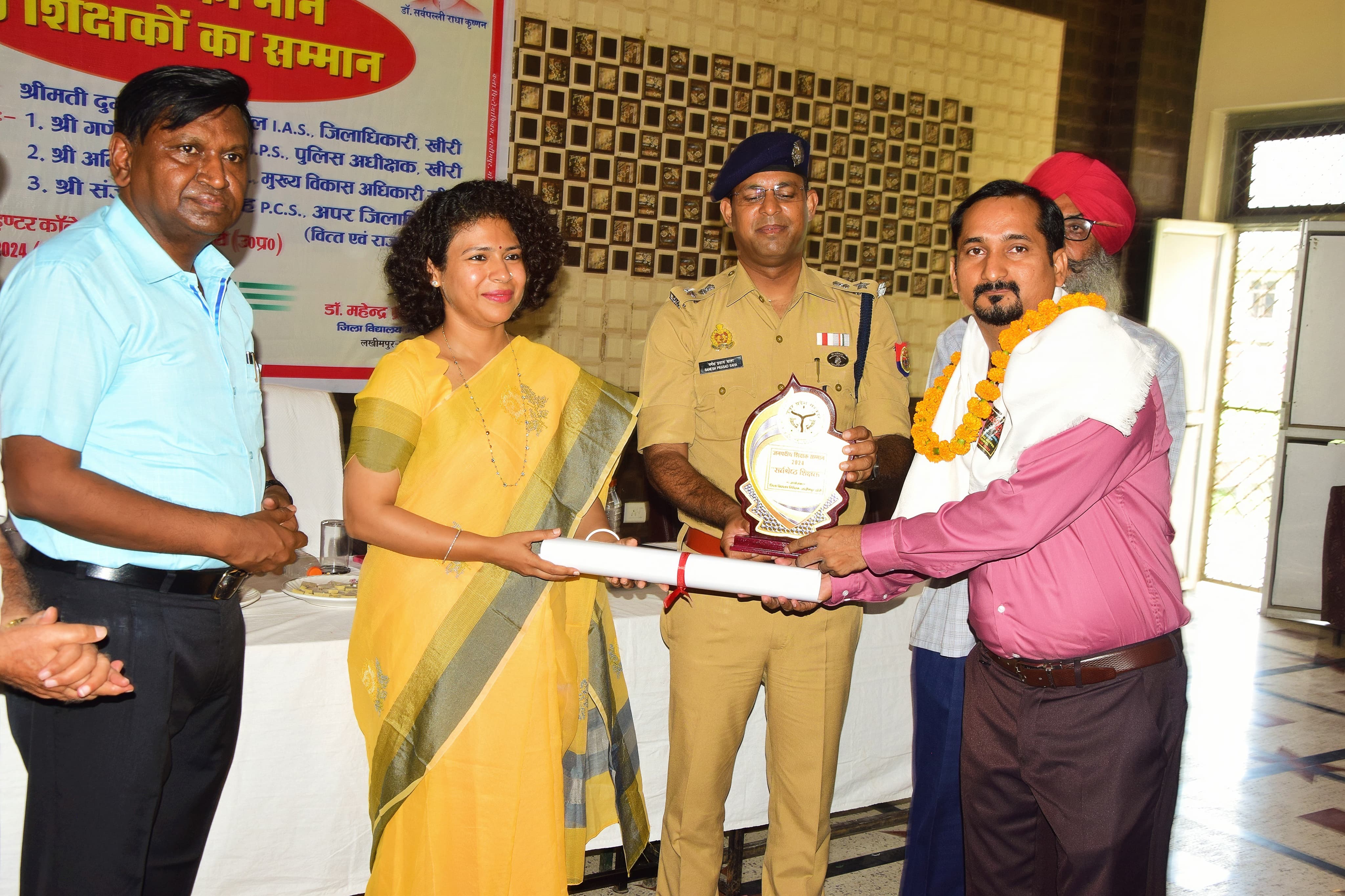 30 उत्कृष्ट शिक्षण कार्य करने वाले गुरुजनों को किया गया सम्मानित 30 उत्कृष्ट शिक्षण कार्य करने वाले गुरुजनों को किया गया सम्मानित