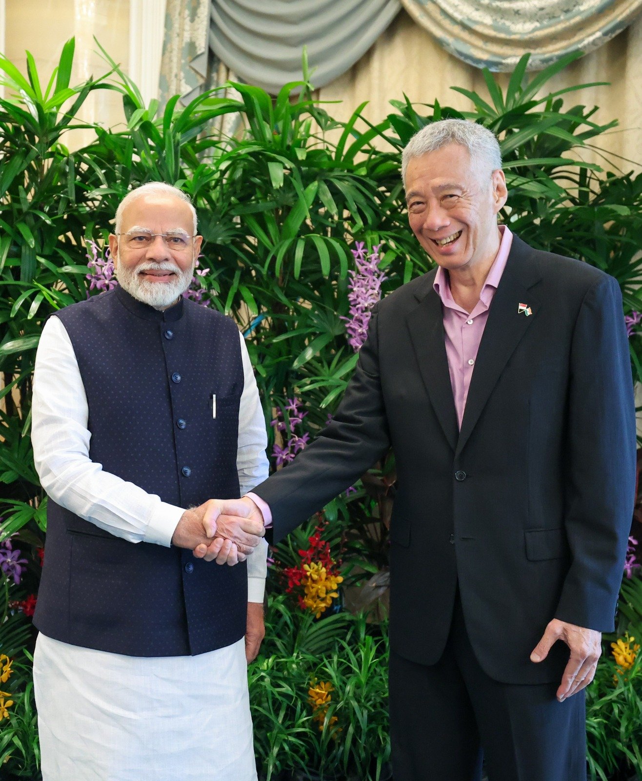 सिंगापुर के पूर्व प्रधानमंत्री ली सीन लूंग के साथ प्रधानमंत्री मोदी सिंगापुर के पूर्व प्रधानमंत्री ली सीन लूंग के साथ प्रधानमंत्री मोदी