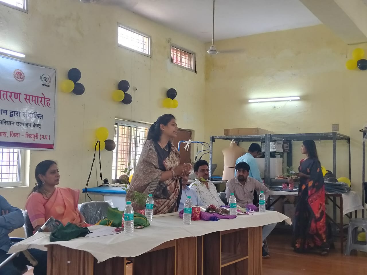 बदरवास में अदाणी फाउंडेशन द्वारा आयोजित द्वितीय प्रशिक्षण उपरांत महिलाओं को दिए गए प्रमाण पत्र