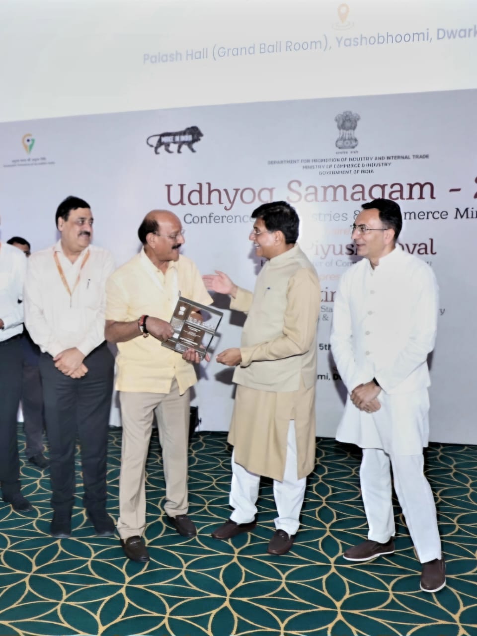 कैबिनेट मंत्री, सुबोध उनियाल और सचिव उद्योग,विनय शंकर पाण्डेय गुरूवार को यशोभूमि कन्वेंशन सेंटर, नई दिल्ली में केंद्रीय वाणिज्य एवं उद्योग मंत्री,पीयूष गोयल से पुरुस्कार लेते। कैबिनेट मंत्री, सुबोध उनियाल और सचिव उद्योग,विनय शंकर पाण्डेय गुरूवार को यशोभूमि कन्वेंशन सेंटर, नई दिल्ली में केंद्रीय वाणिज्य एवं उद्योग मंत्री,पीयूष गोयल से पुरुस्कार लेते।